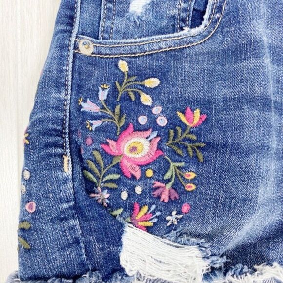 American Eagle | Floral Embroidered Hi Rise Shorties Ne(x)t Level Stretch Size 2 - Picture 3 of 5